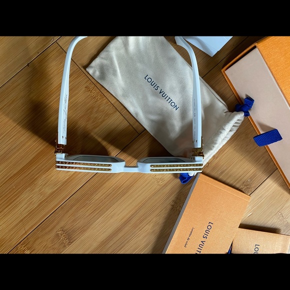 Louis Vuitton Sunglasses - Picture 4 of 7